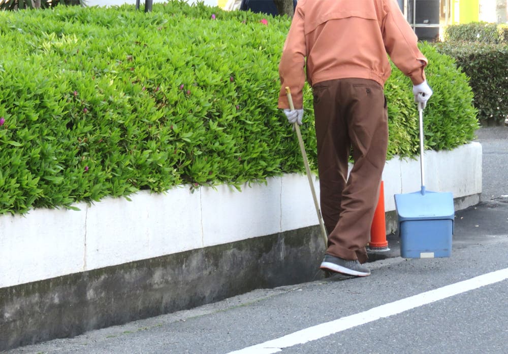 通路・階段・エントランスの掃き清掃|新築・リフォーム・修繕|株式会社伊豆急ハウジング
