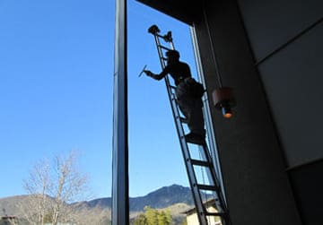 高所ガラス清掃( 室内 )|新築・リフォーム・修繕|株式会社伊豆急ハウジング
