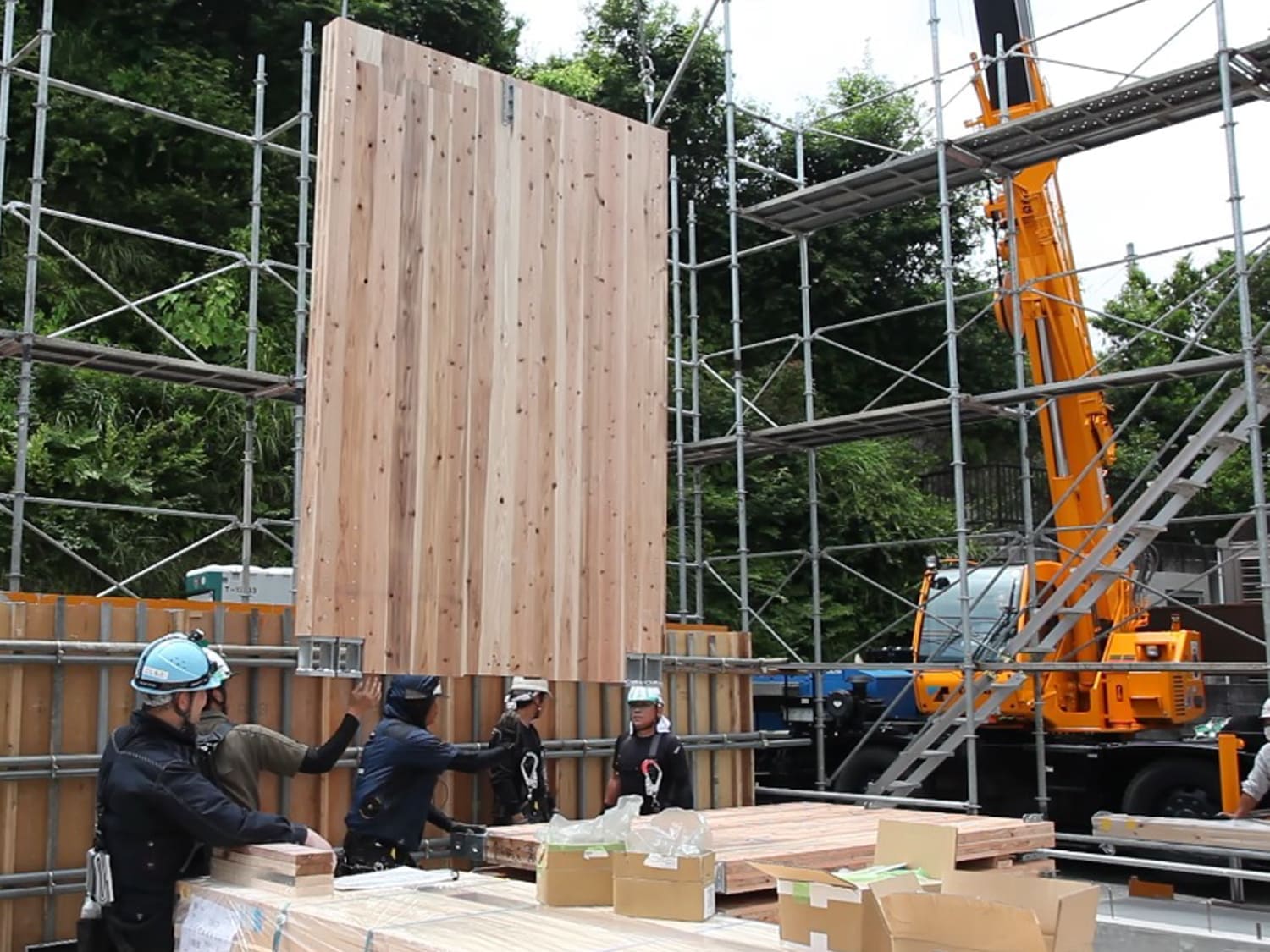 CLT建築｜CLT 建て方工事1F_01｜株式会社伊豆急ハウジング