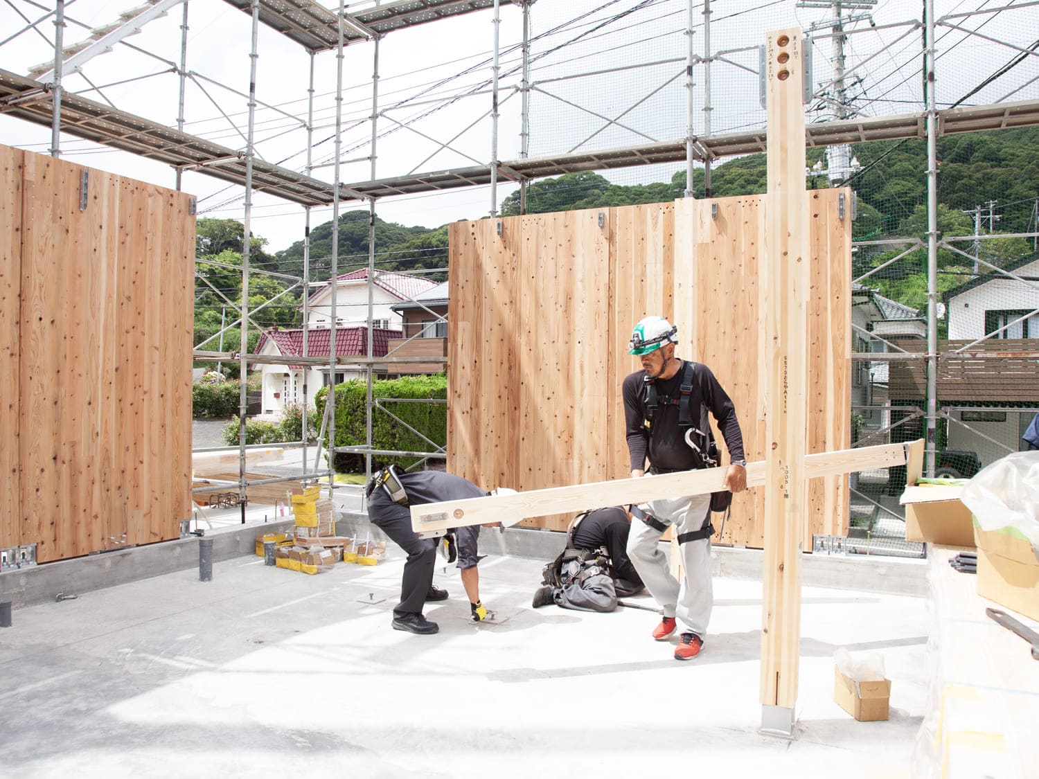 CLT建築｜CLT 建て方工事1F_04｜株式会社伊豆急ハウジング