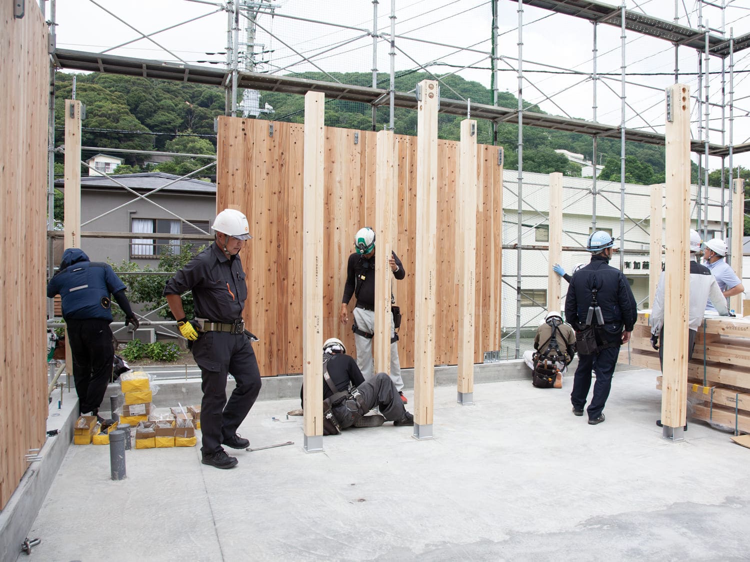 CLT建築｜CLT 建て方工事1F_05｜株式会社伊豆急ハウジング