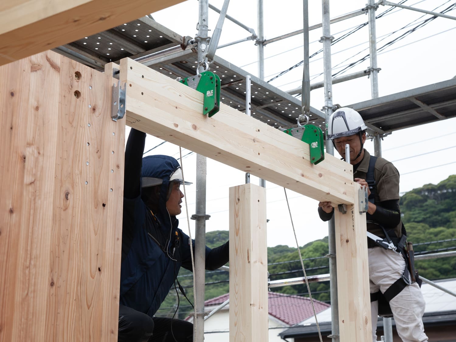 CLT建築｜CLT 建て方工事1F_06｜株式会社伊豆急ハウジング