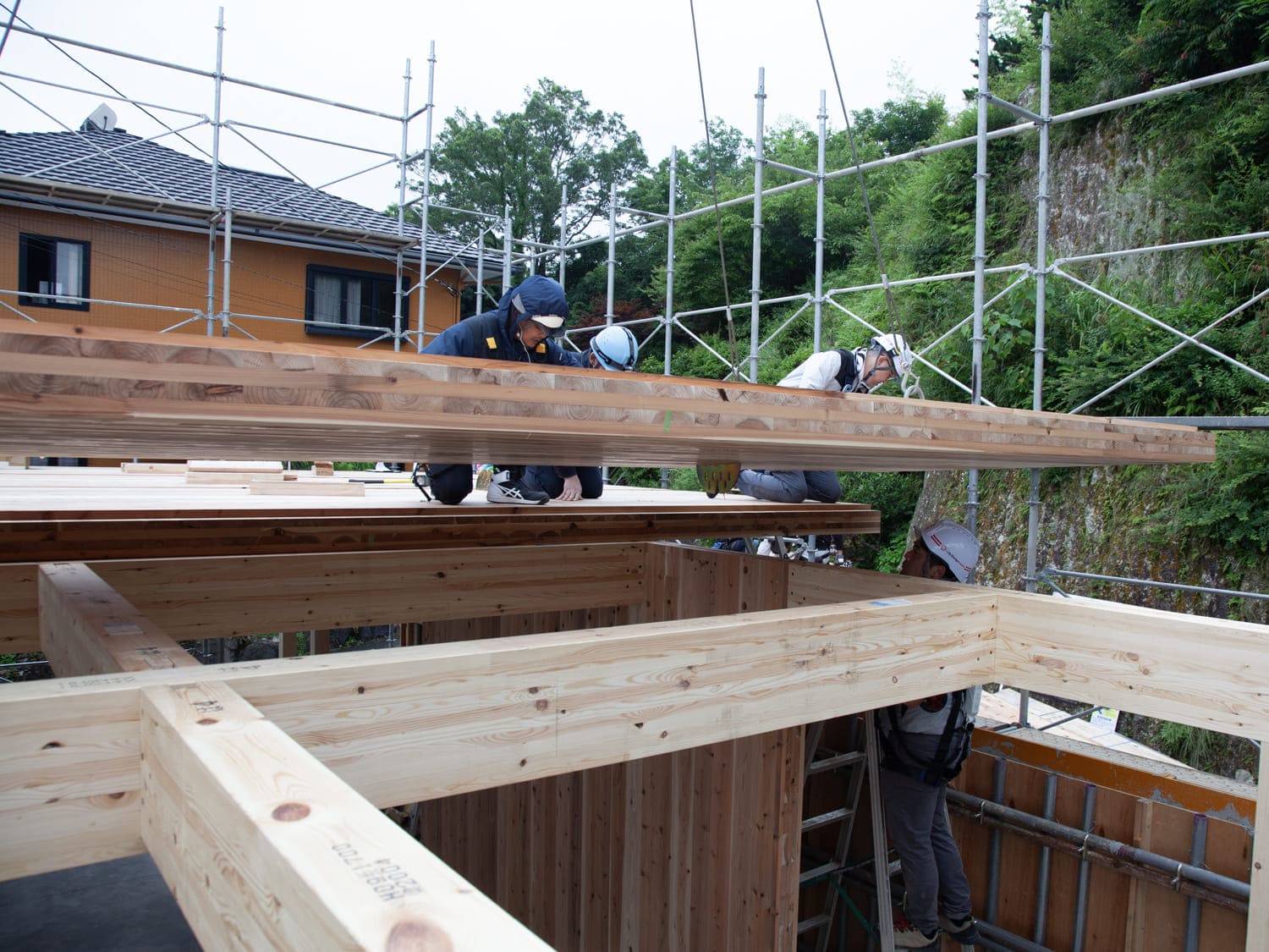 CLT建築｜CLT 建て方工事1F_09｜株式会社伊豆急ハウジング