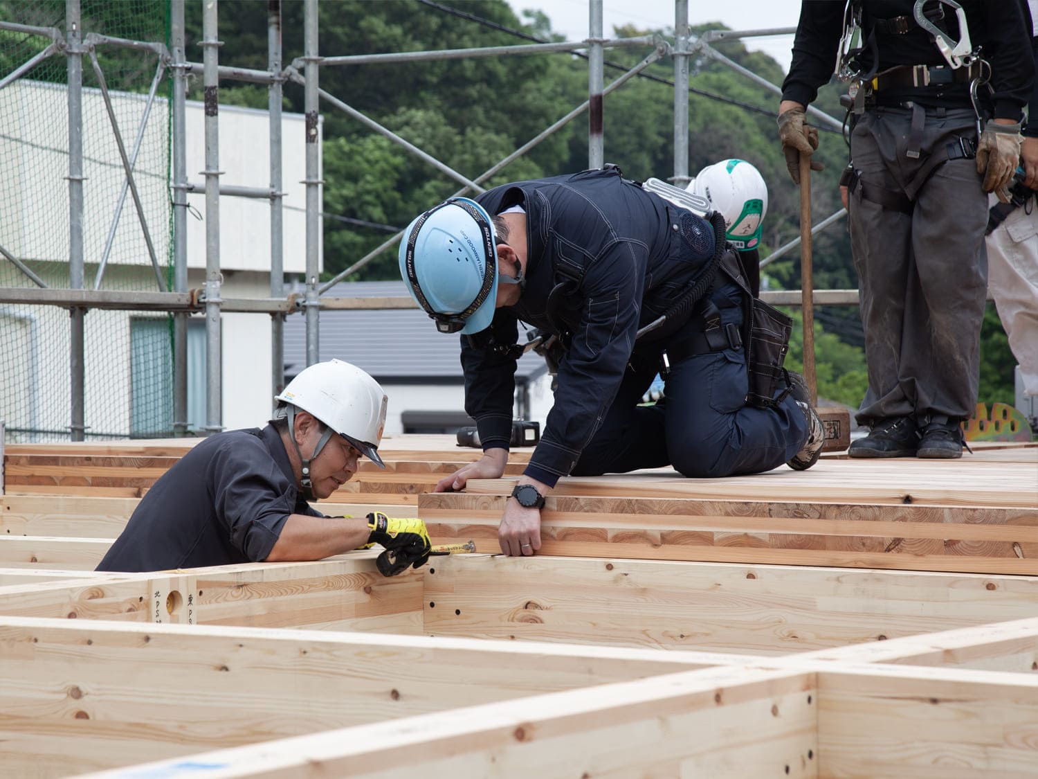 CLT建築｜CLT 建て方工事1F_10｜株式会社伊豆急ハウジング