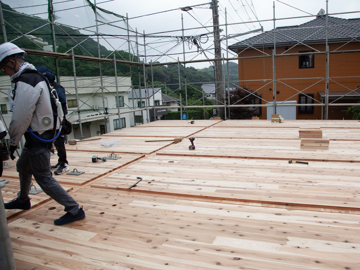 CLT建築｜CLT 建て方工事1F_11｜株式会社伊豆急ハウジング