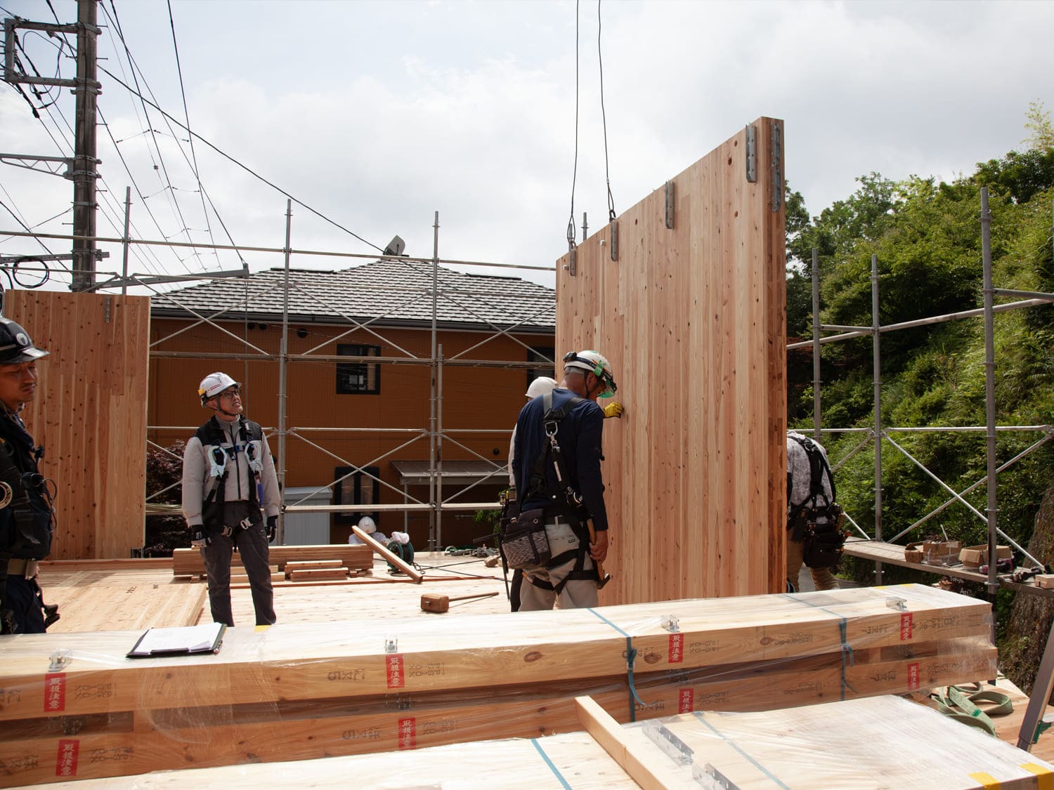 CLT建築｜CLT 建て方工事2F_02｜株式会社伊豆急ハウジング