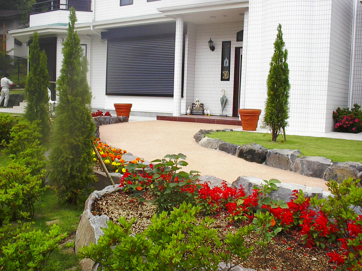 玄関アプローチ｜造園の施工事例｜新築・リフォーム・修繕｜株式会社伊豆急ハウジング0