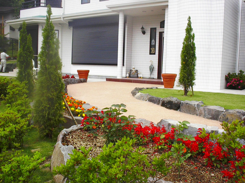 玄関アプローチ｜造園の施工事例｜新築・リフォーム・修繕｜株式会社伊豆急ハウジング