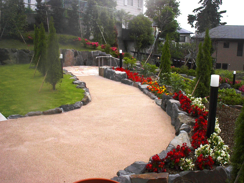 玄関アプローチ｜造園の施工事例｜新築・リフォーム・修繕｜株式会社伊豆急ハウジング1