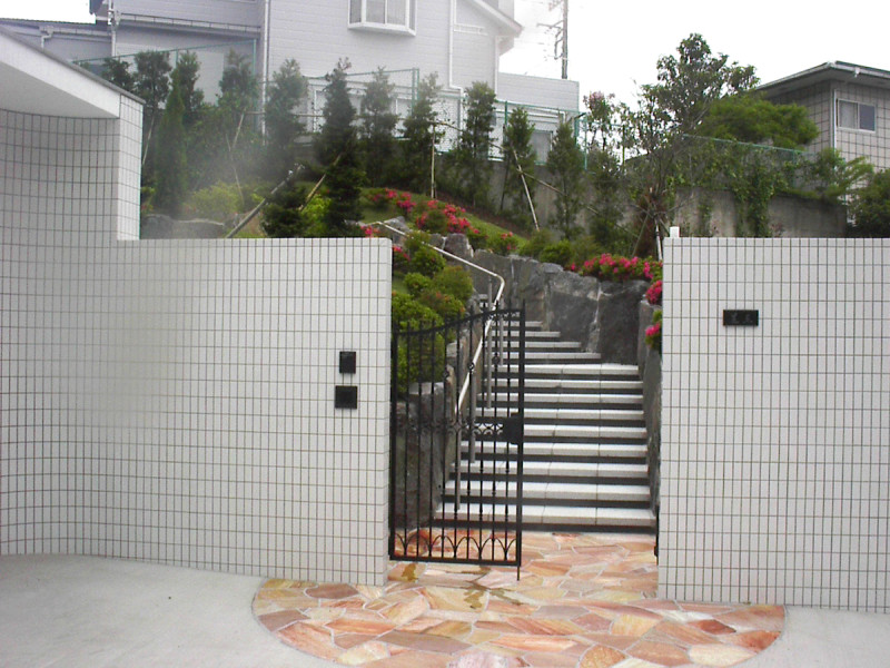 玄関アプローチ｜造園の施工事例｜新築・リフォーム・修繕｜株式会社伊豆急ハウジング2