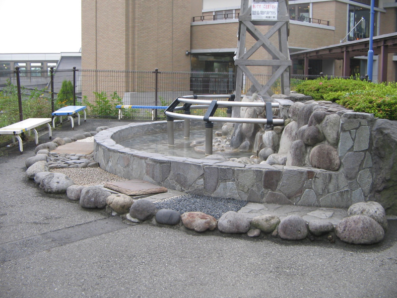 伊豆急行 伊豆高原駅 足湯｜造園の施工事例｜新築・リフォーム・修繕｜株式会社伊豆急ハウジング