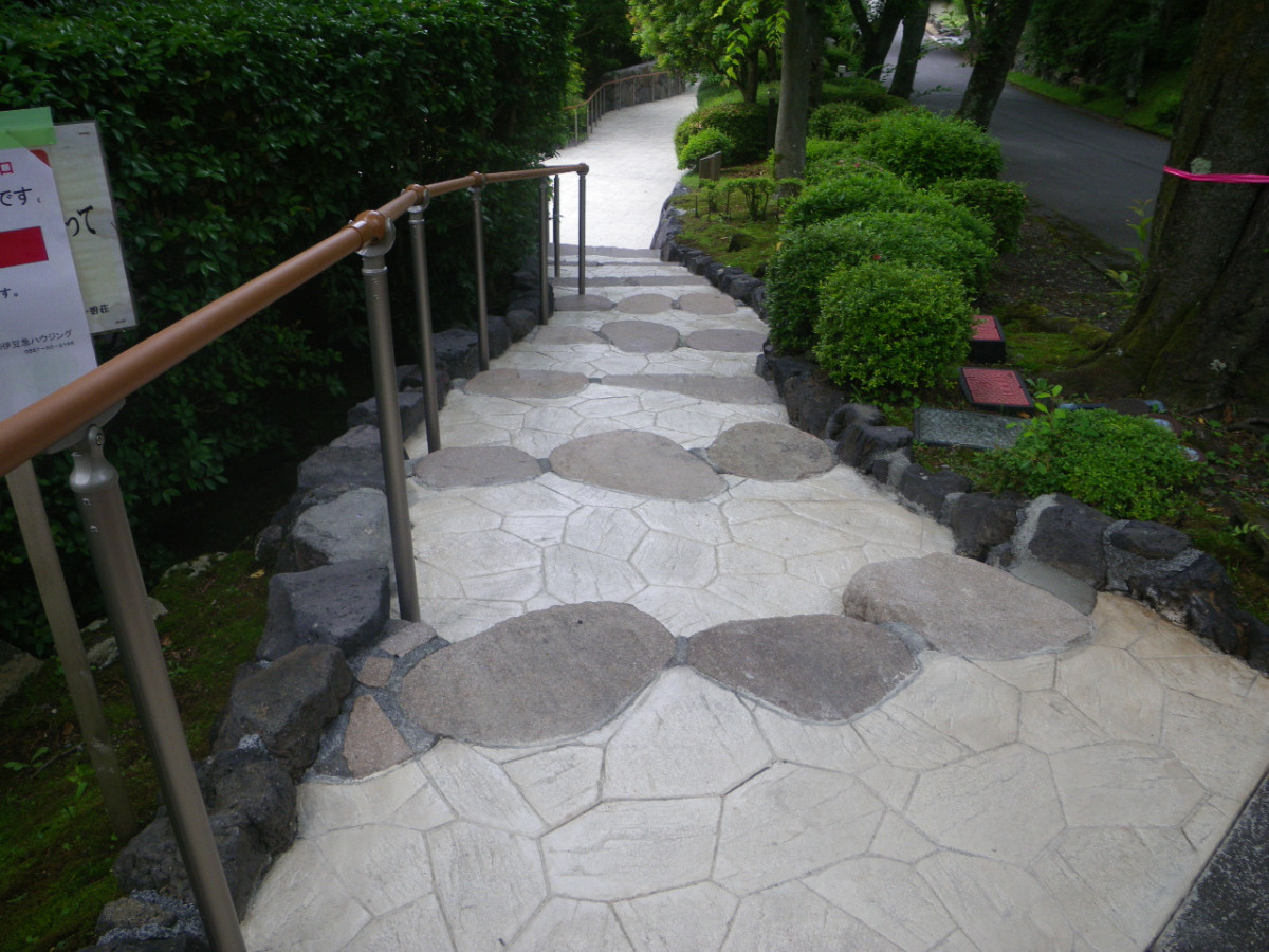 保養所アプローチ｜造園の施工事例｜新築・リフォーム・修繕｜株式会社伊豆急ハウジング0