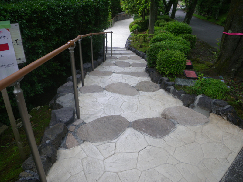 保養所アプローチ｜造園の施工事例｜新築・リフォーム・修繕｜株式会社伊豆急ハウジング