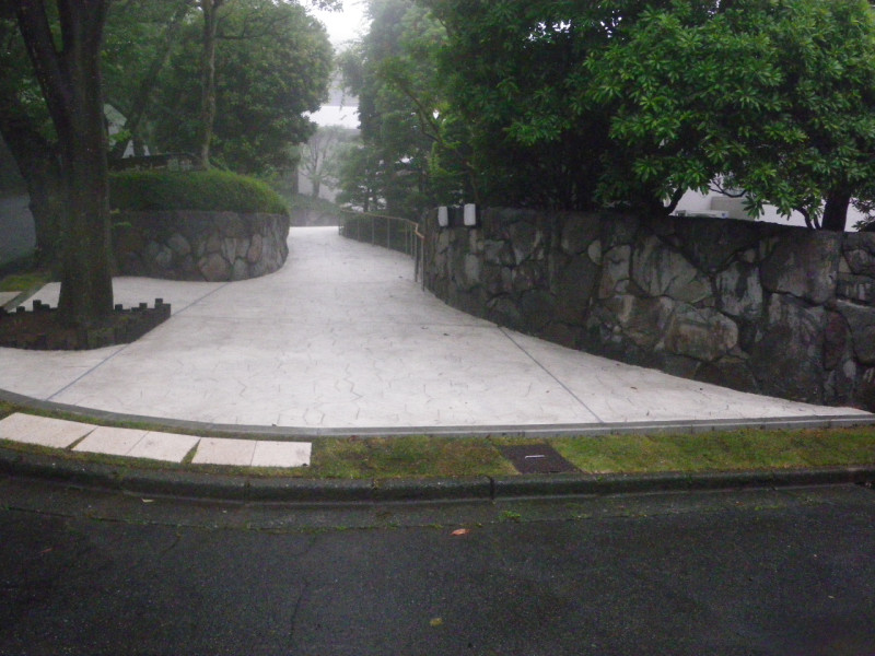 保養所アプローチ｜造園の施工事例｜新築・リフォーム・修繕｜株式会社伊豆急ハウジング1